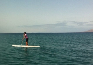 chica navegando por el atlantico en sup